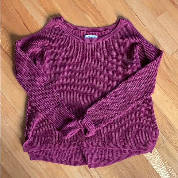 Very cute sweater with cut out shoulders - Picture 1 of 5